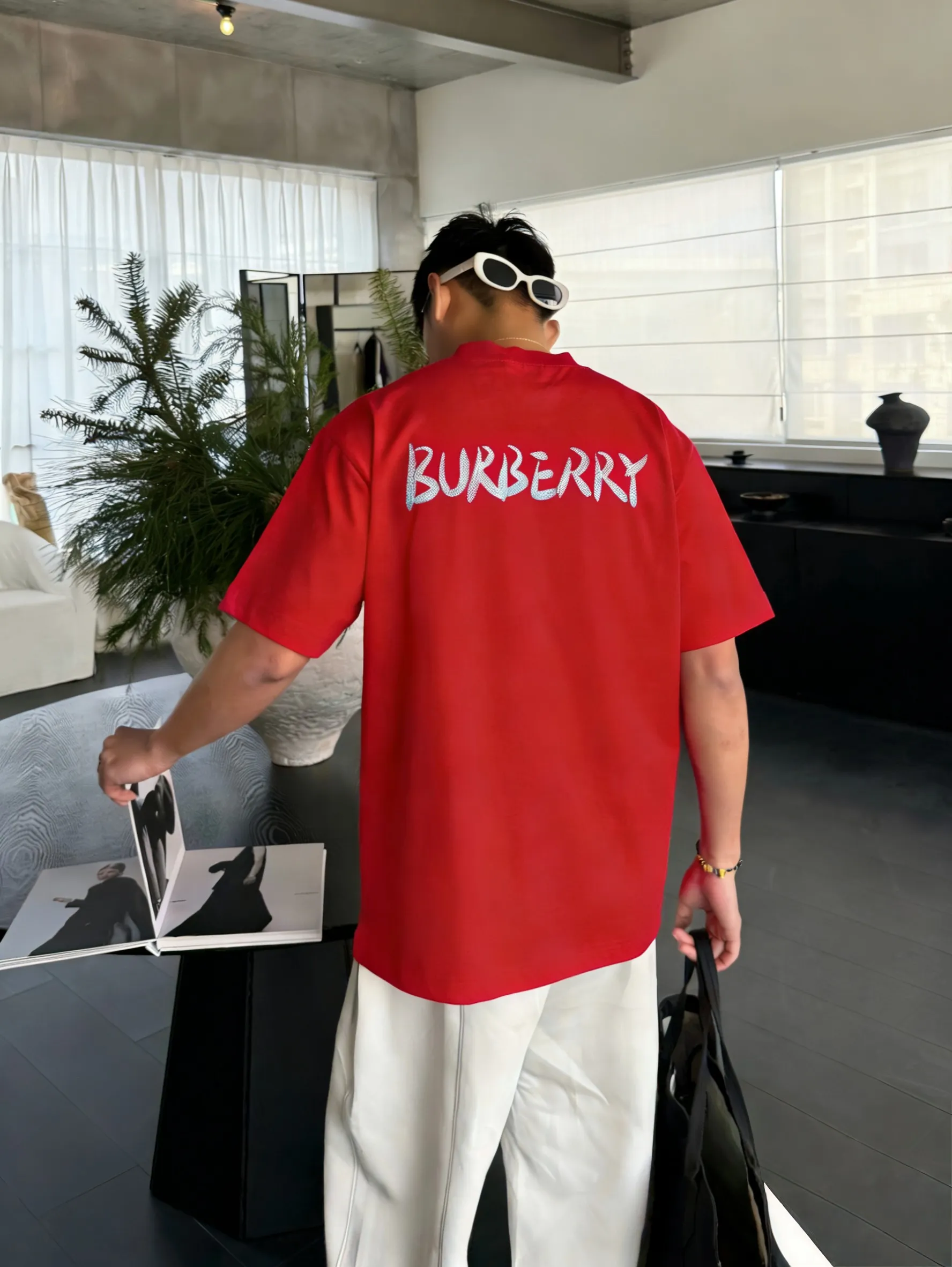 P85✨🔥 [Burberry] 2026FW Year of the Horse limited-edition short-sleeved T-shirt, War Horse letters LOGO embroidery, Premium 26s double yarn 300g fabric, heavy fabric, custom stretcher rib, same vat and same dye, complete three labels, Men and Women Same Style Color: Red Size: S M L XL 2XL